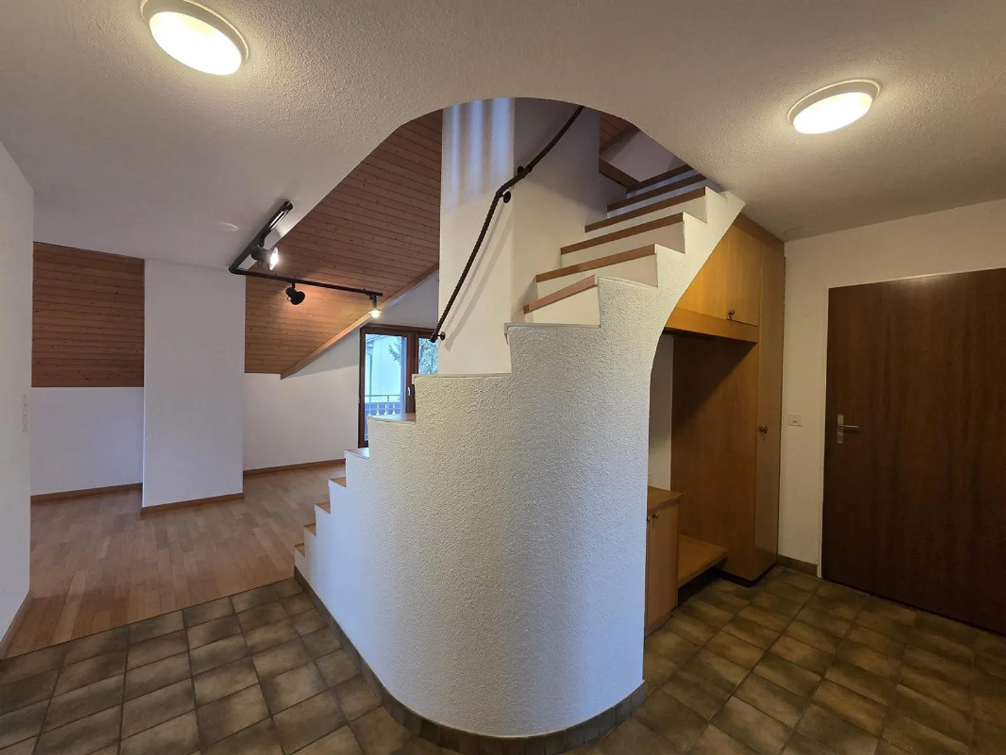 Appartement en duplex situé au centre avec grande galerie supplémentaire - Photo 4 sur 15