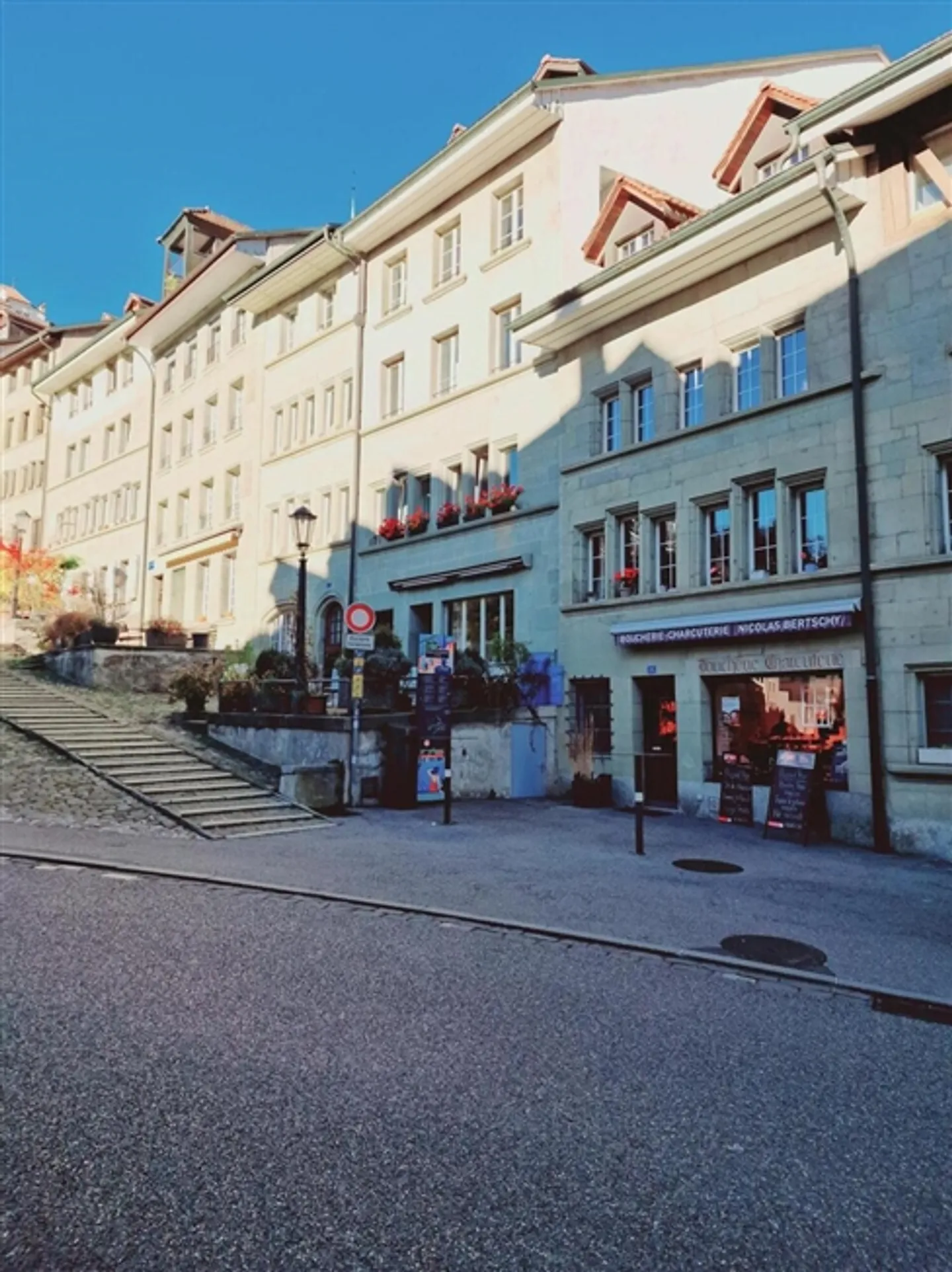 Maison jumelée rénovée de 3 chambres au cœur de Fribourg - Photo 1 sur 10