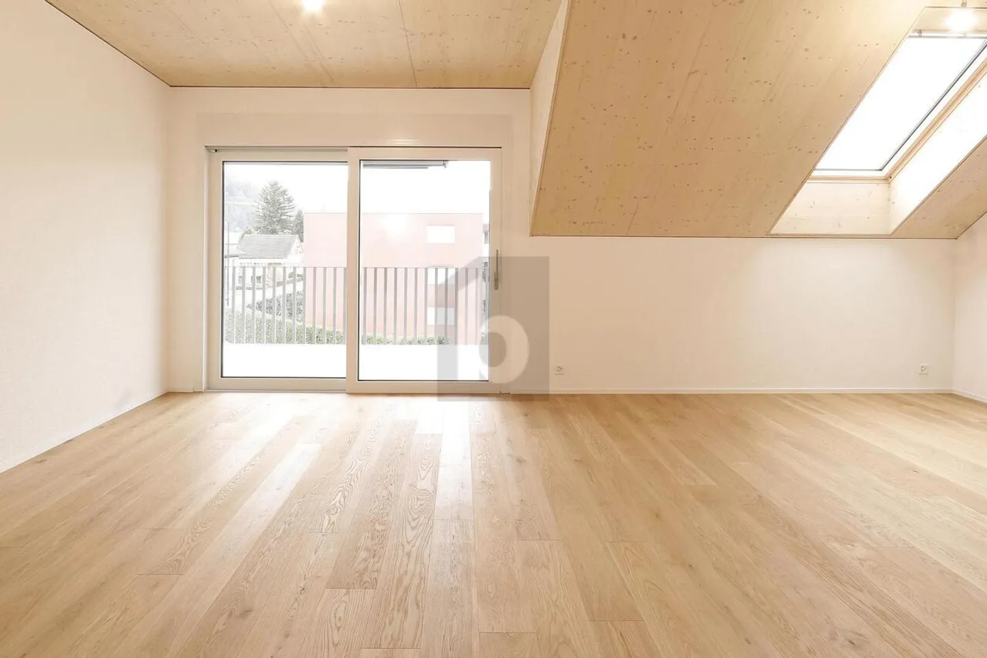 NOUVEAU BÂTIMENT DE HAUTE QUALITÉ DANS UN EMPLACEMENT ENSOLEILLÉ ! - Photo 3 sur 6