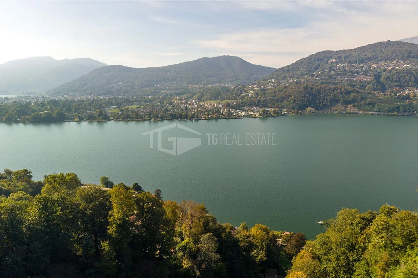 MODERN 3.5-ROOM APARTMENT WITH LAKE VIEW - Photo 1 of 19