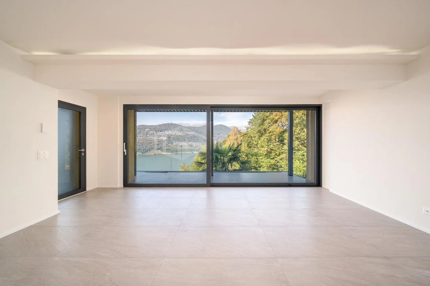 MODERN 3.5-ROOM APARTMENT WITH LAKE VIEW - Photo 2 of 19