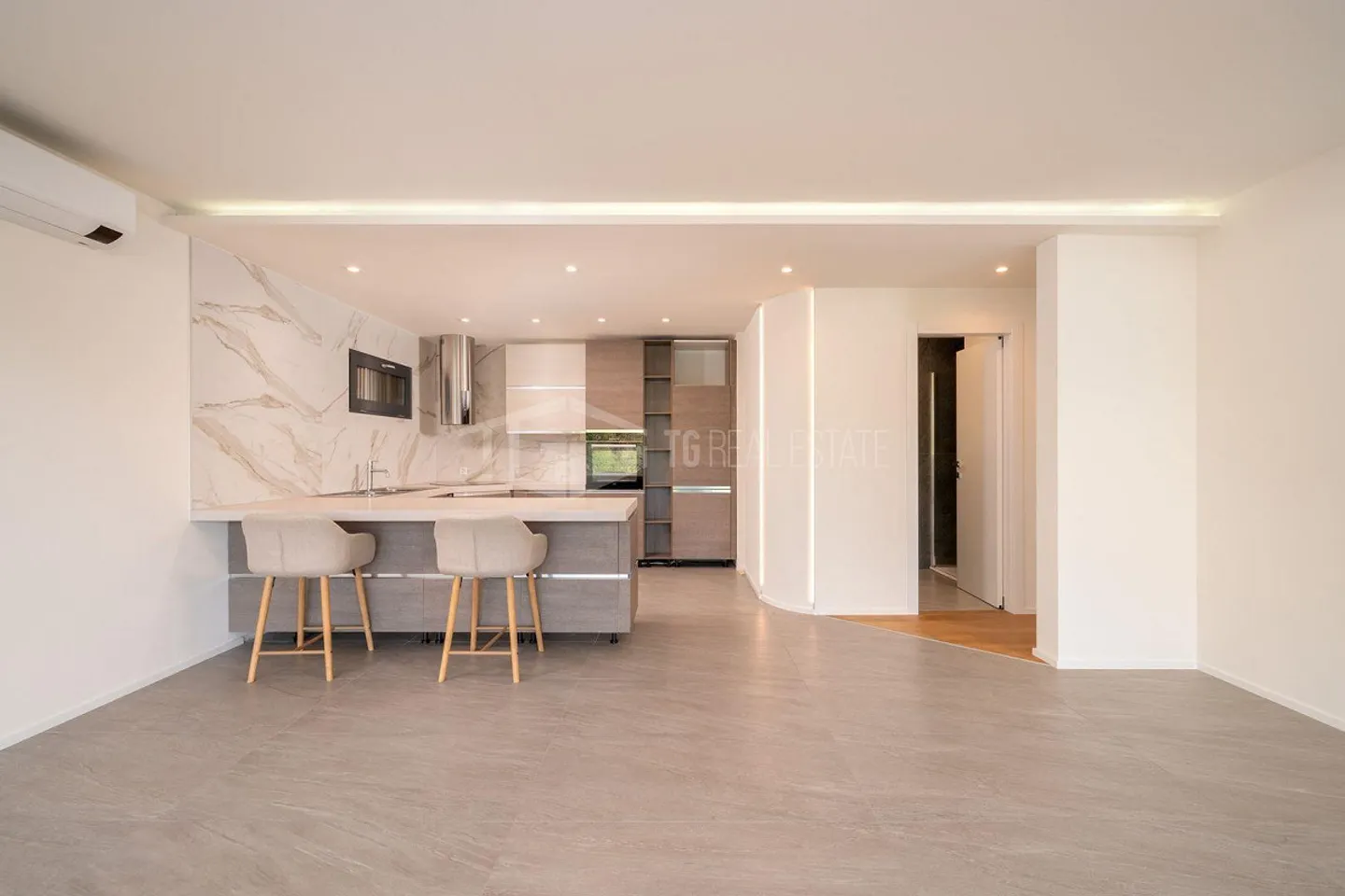 MODERN 3.5-ROOM APARTMENT WITH LAKE VIEW - Photo 3 of 19