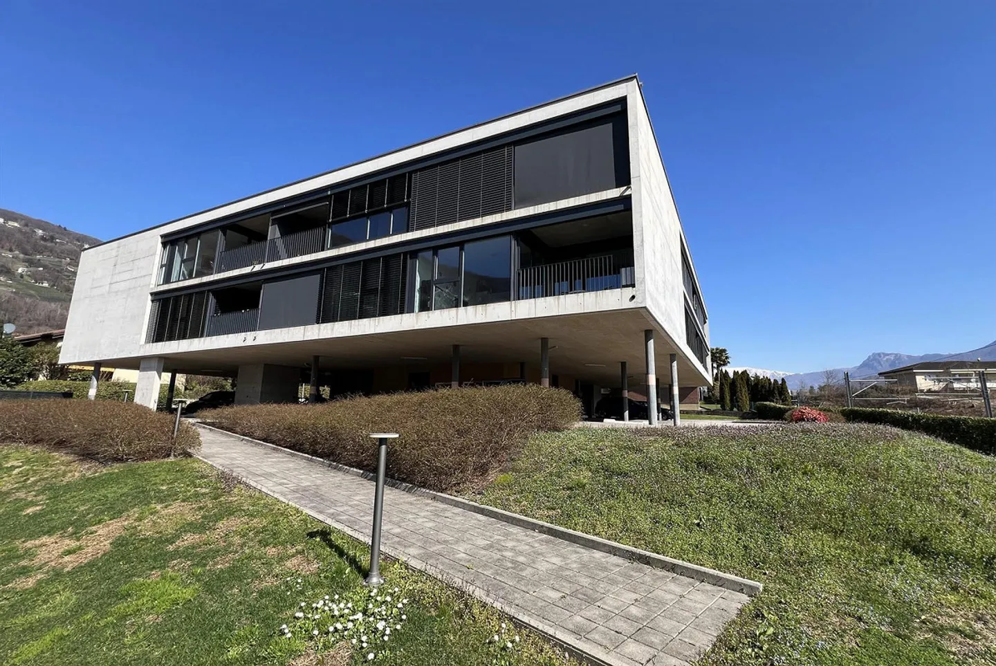 ELEGANT SPACIOUS AND MODERN 2.5 ROOMS WITH TERRACE IN AGNO - Photo 9 of 9