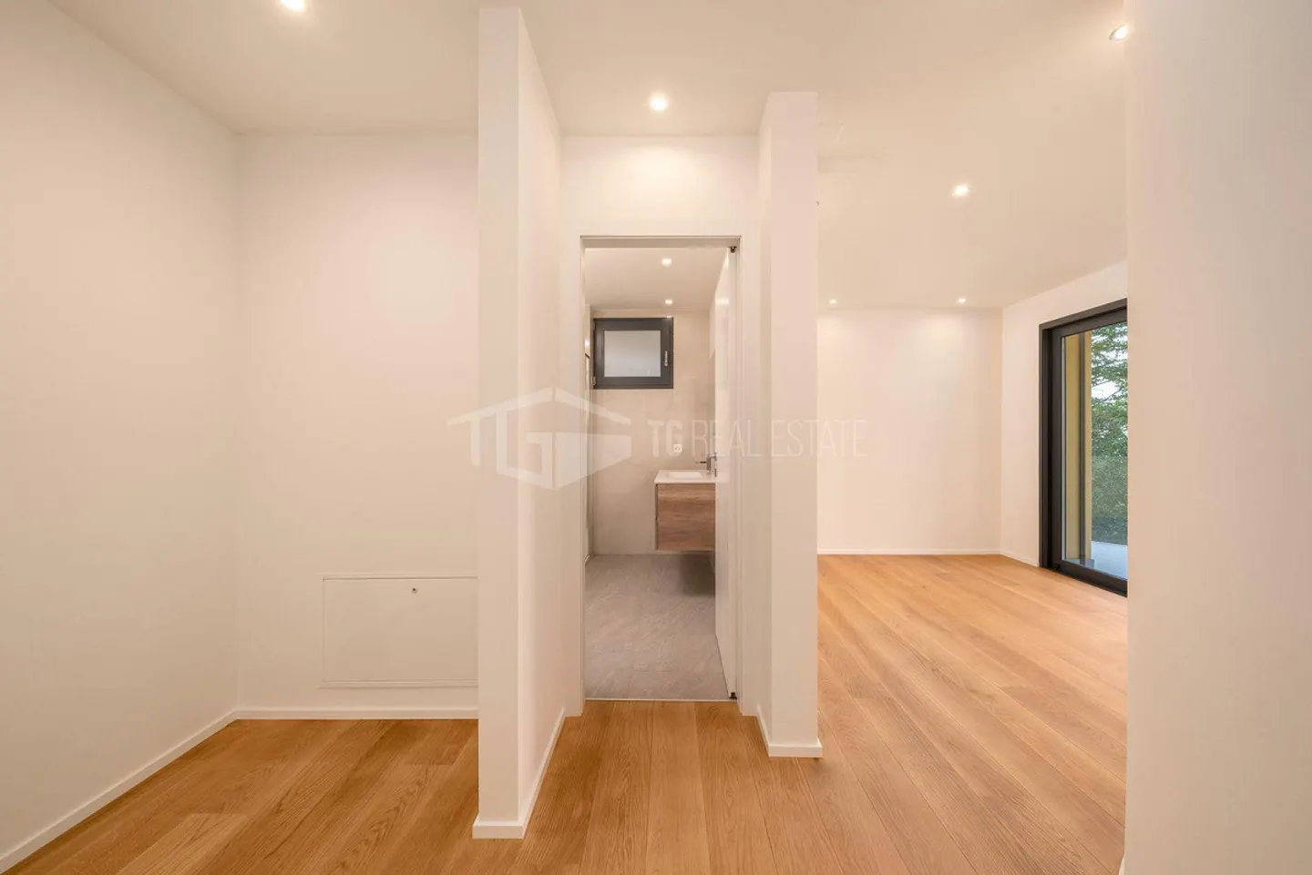 MODERN 3.5-ROOM APARTMENT WITH LAKE VIEW - Photo 8 of 19