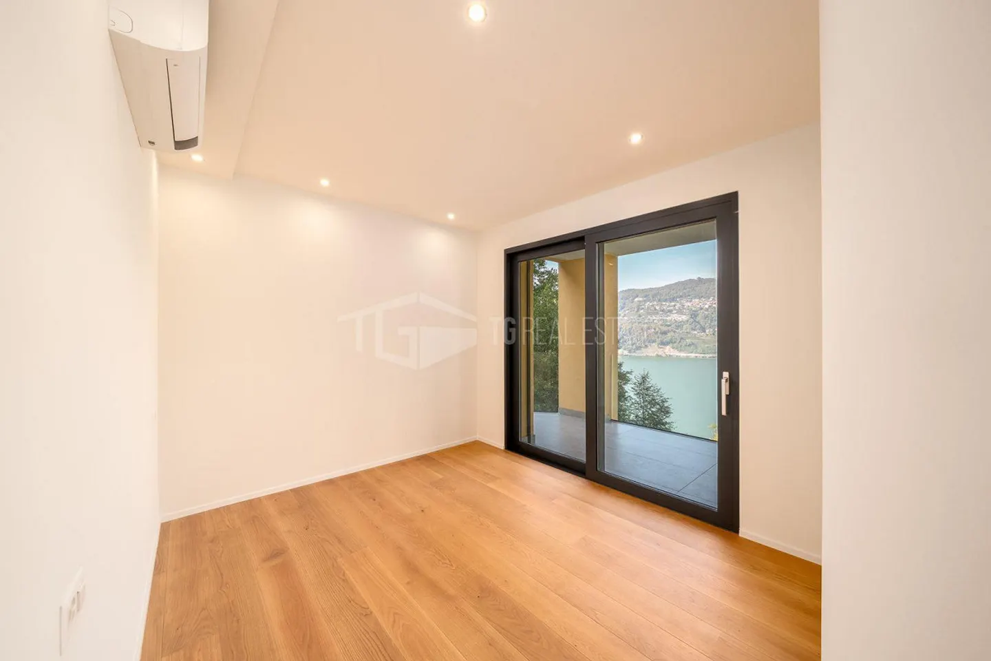 MODERN 3.5-ROOM APARTMENT WITH LAKE VIEW - Photo 9 of 19