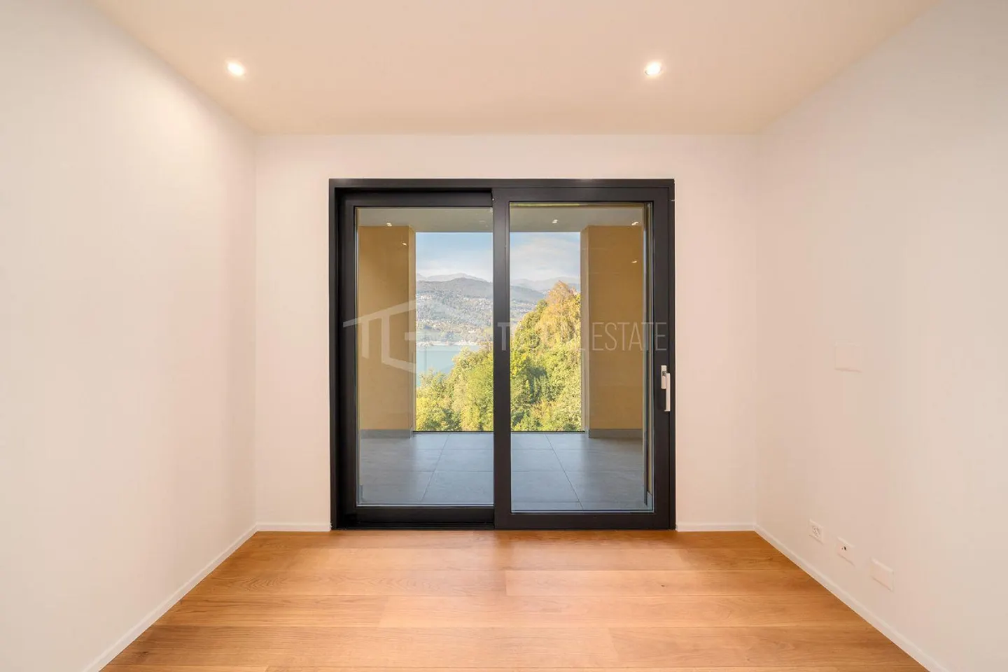 MODERN 3.5-ROOM APARTMENT WITH LAKE VIEW - Photo 10 of 19