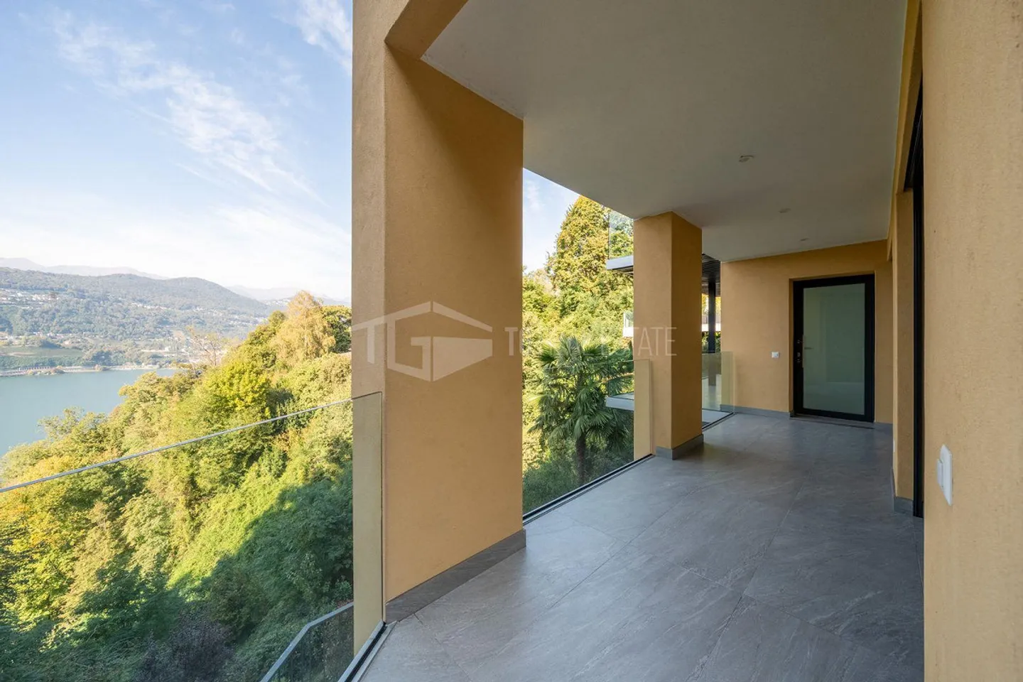 MODERN 3.5-ROOM APARTMENT WITH LAKE VIEW - Photo 15 of 19