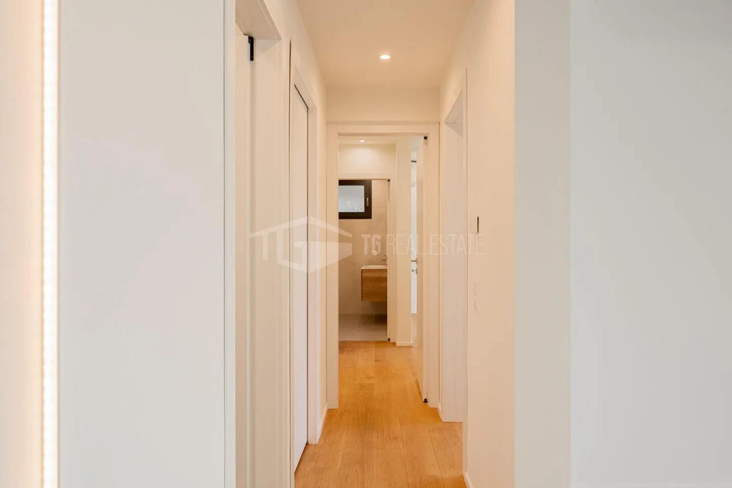 MODERN 3.5-ROOM APARTMENT WITH LAKE VIEW - Photo 6 of 19