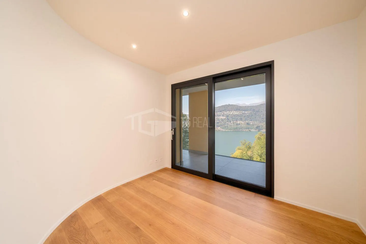 MODERN 3.5-ROOM APARTMENT WITH LAKE VIEW - Photo 7 of 19