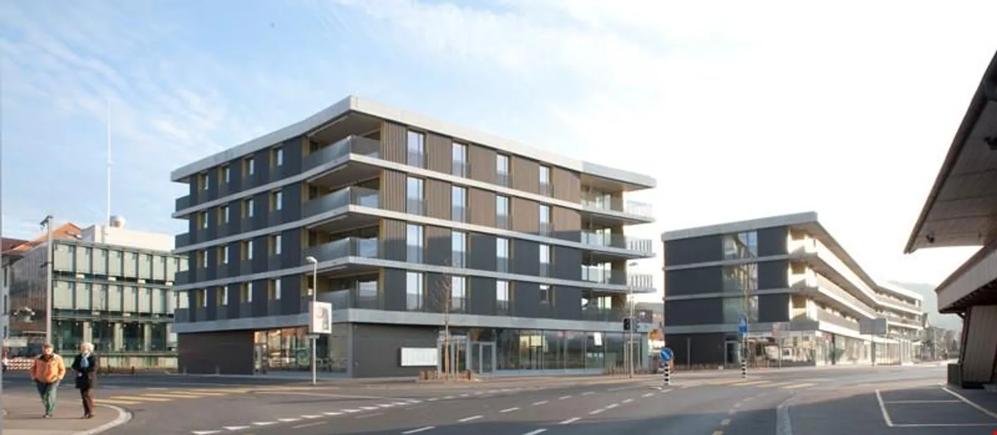 Direkt bei der Busstation - Foto 1 von 2