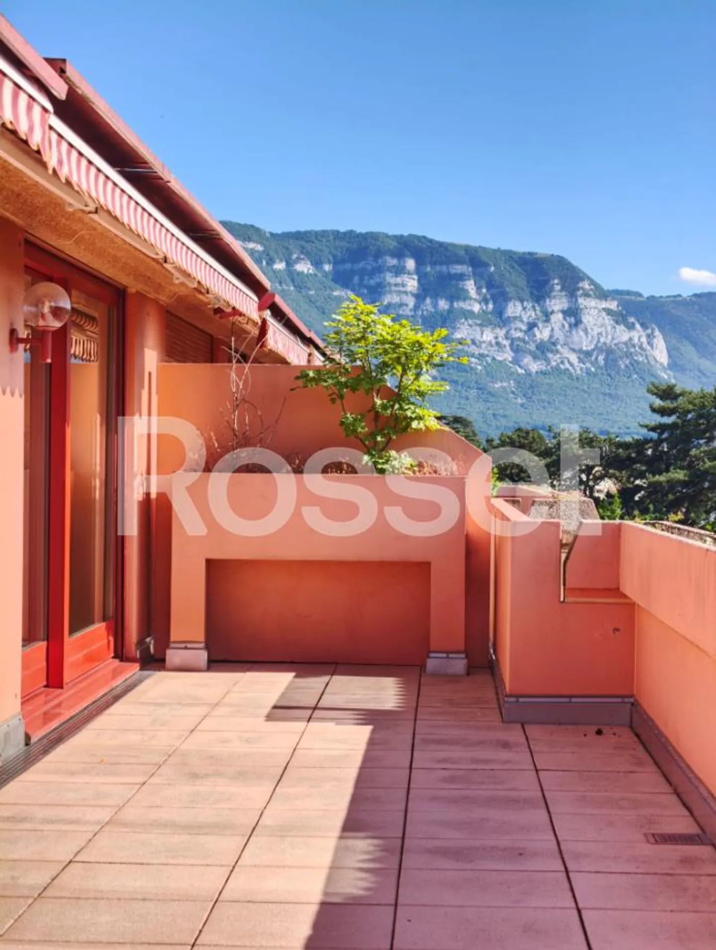 Penthouse with 8 rooms on the gable side with surrounding terrace and unobstructed view of the city and lake - Photo 2 of 9