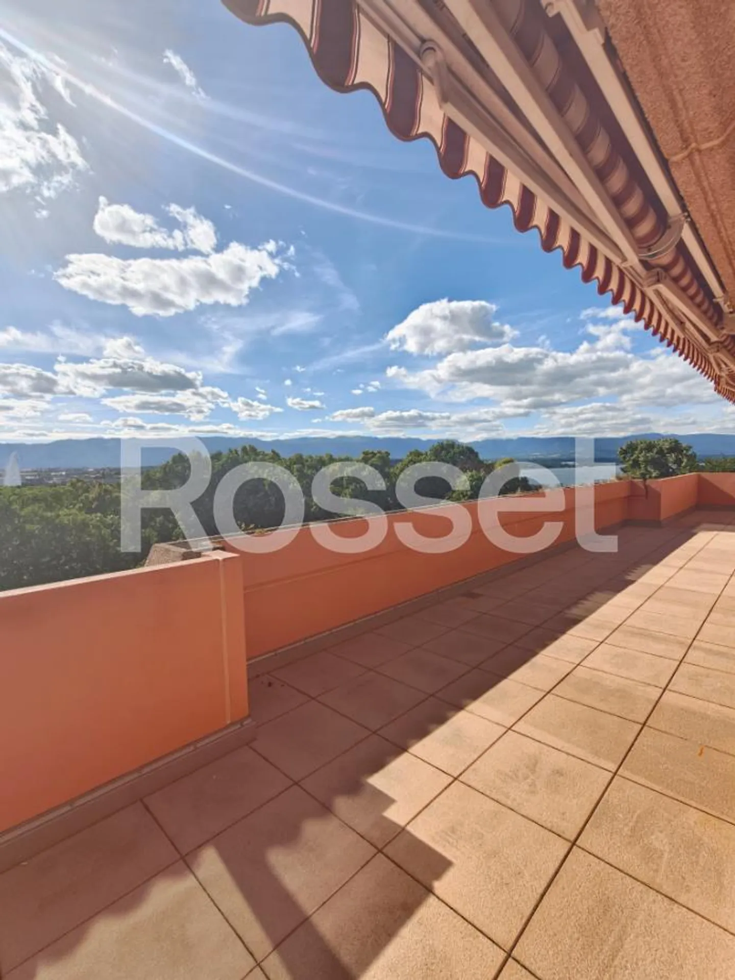 Penthouse with 8 rooms on the gable side with surrounding terrace and unobstructed view of the city and lake - Photo 3 of 9