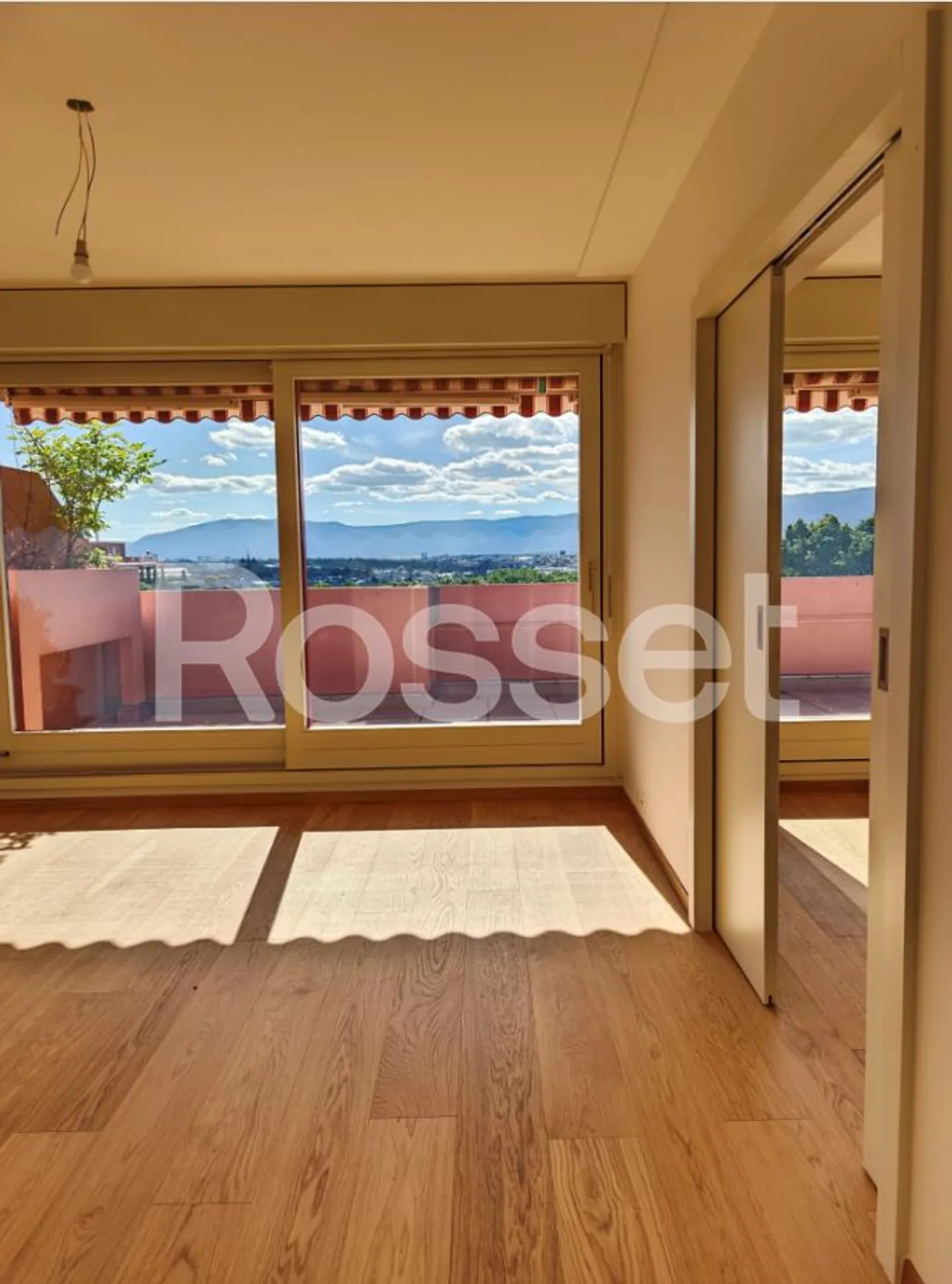 Penthouse with 8 rooms on the gable side with surrounding terrace and unobstructed view of the city and lake - Photo 7 of 9