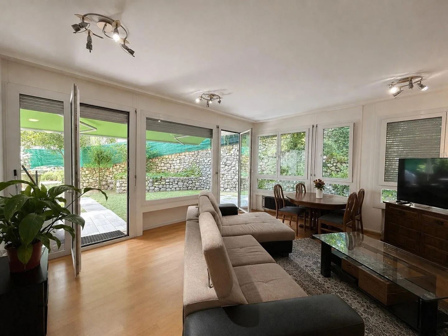 GROßE 3.5 ZIMMER MIT GROSSARTIGEM PRIVATGARTEN IN LUGANO BESSO - Foto 1 von 9