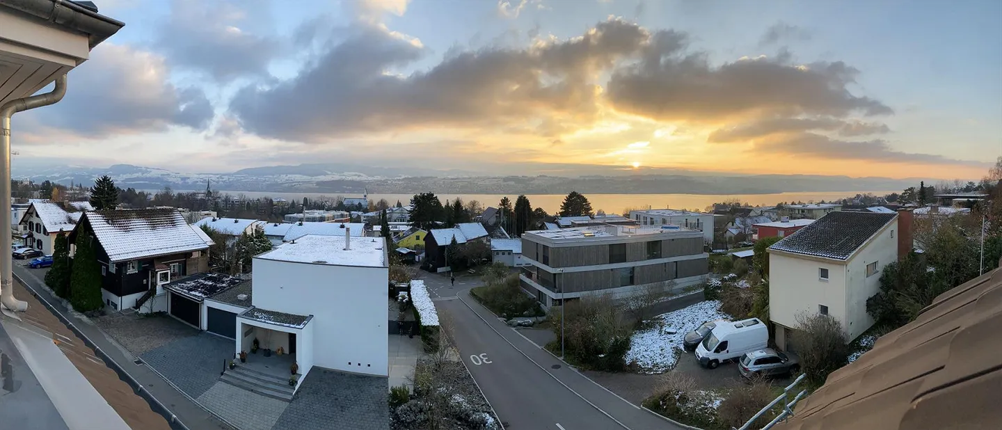 Appartamento mansardato di 2,5 locali luminoso a Männedorf - Foto 1 di 11