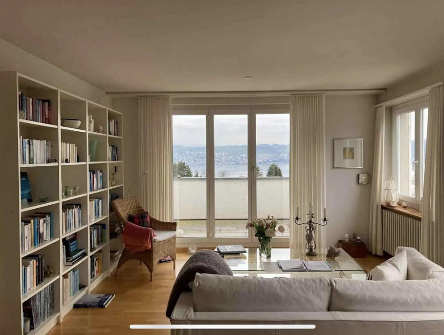 Appartamento mansardato di 2,5 locali luminoso a Männedorf - Foto 2 di 11