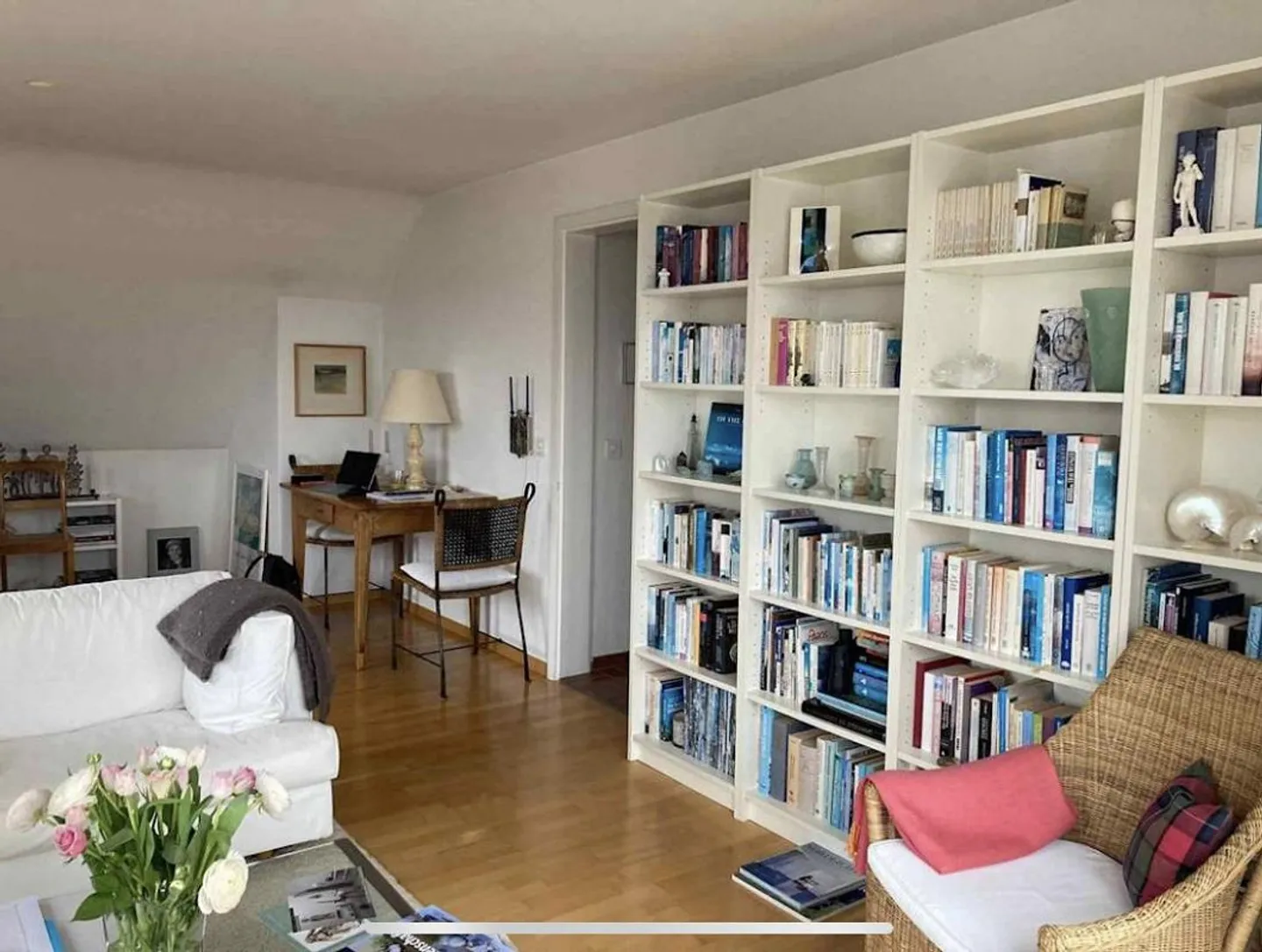 Appartamento mansardato di 2,5 locali luminoso a Männedorf - Foto 3 di 11