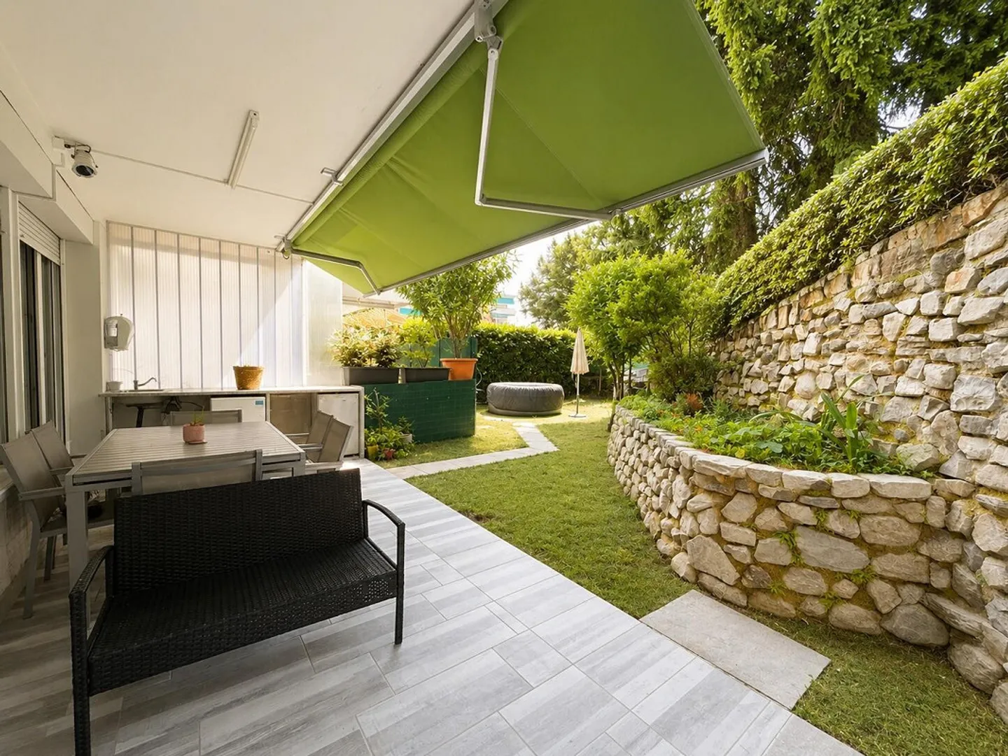 GROßE 3.5 ZIMMER MIT GROSSARTIGEM PRIVATGARTEN IN LUGANO BESSO - Foto 2 von 9
