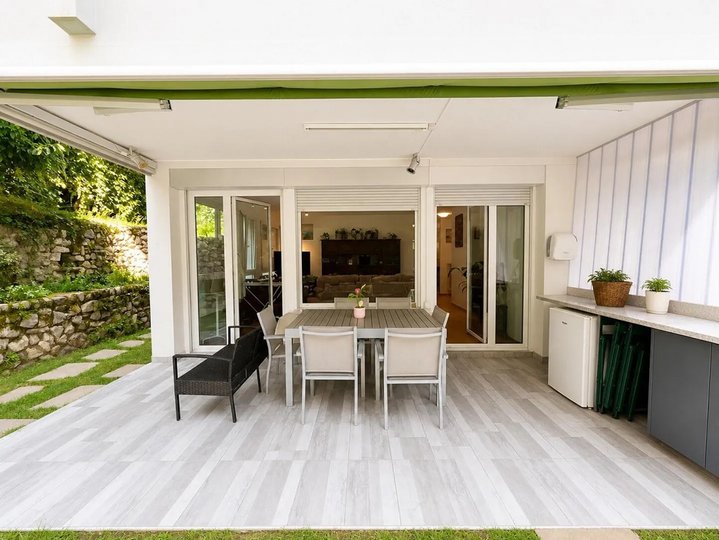 GROßE 3.5 ZIMMER MIT GROSSARTIGEM PRIVATGARTEN IN LUGANO BESSO - Foto 3 von 9