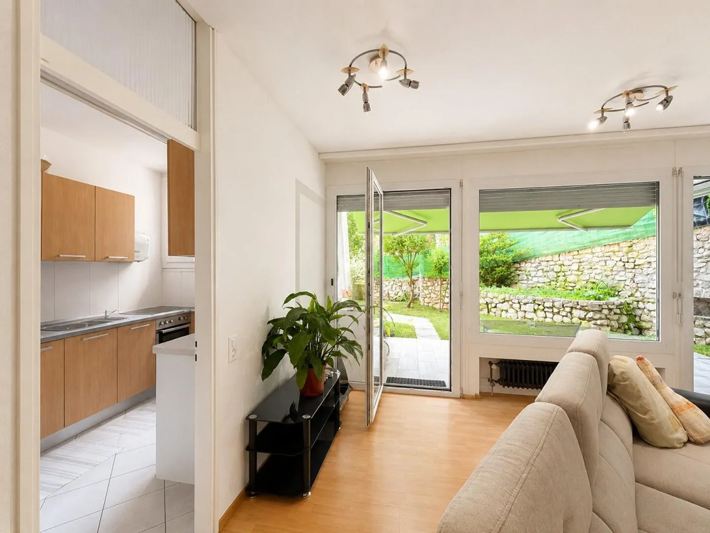 GROßE 3.5 ZIMMER MIT GROSSARTIGEM PRIVATGARTEN IN LUGANO BESSO - Foto 5 von 9