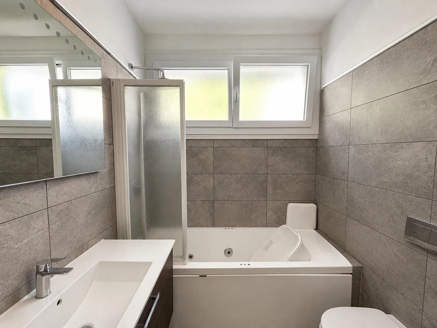 GROßE 3.5 ZIMMER MIT GROSSARTIGEM PRIVATGARTEN IN LUGANO BESSO - Foto 7 von 9