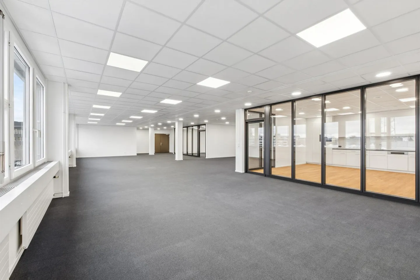 Bureau attrayant avec nouvel aménagement intérieur - Emménagez et commencez - Photo 3 sur 12
