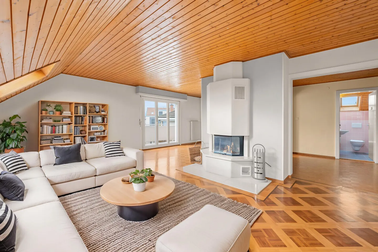 Attique à rénover à St-Sulpice - Photo 1 sur 11