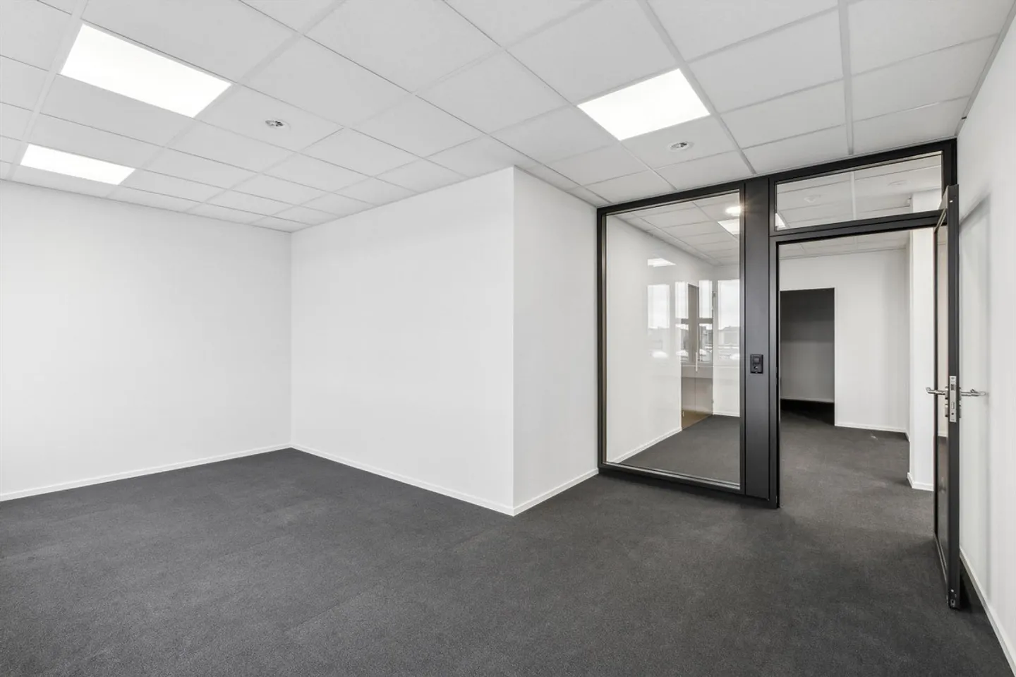 Bureau attrayant avec nouvel aménagement intérieur - Emménagez et commencez - Photo 5 sur 12