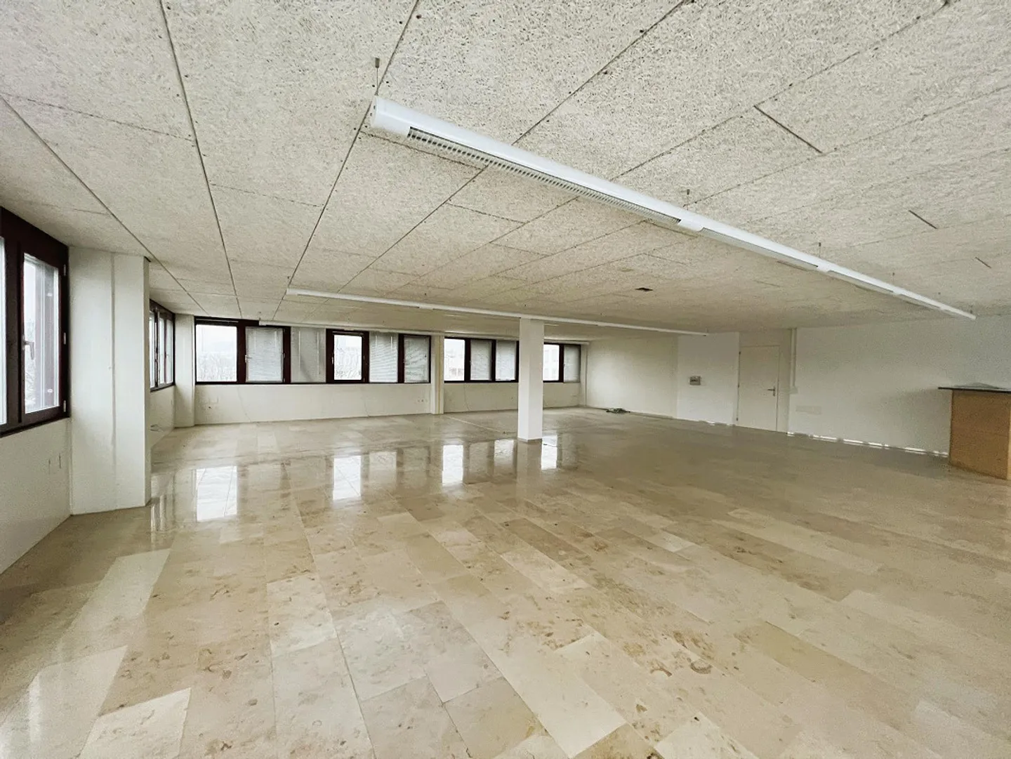 Espace commercial 144m² - Bureau/Salle de thérapie - Photo 2 sur 2