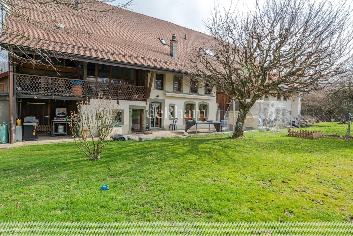 Renovierte Farm mit zwei Wohnungen auf einem Grundstück von 2'358 m2 - Foto 1 von 23
