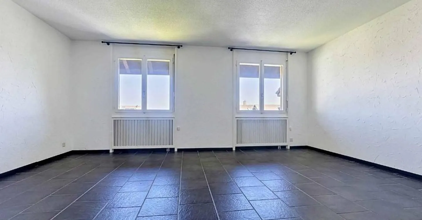 Spacious Duplex Apartment - Photo 4 of 11