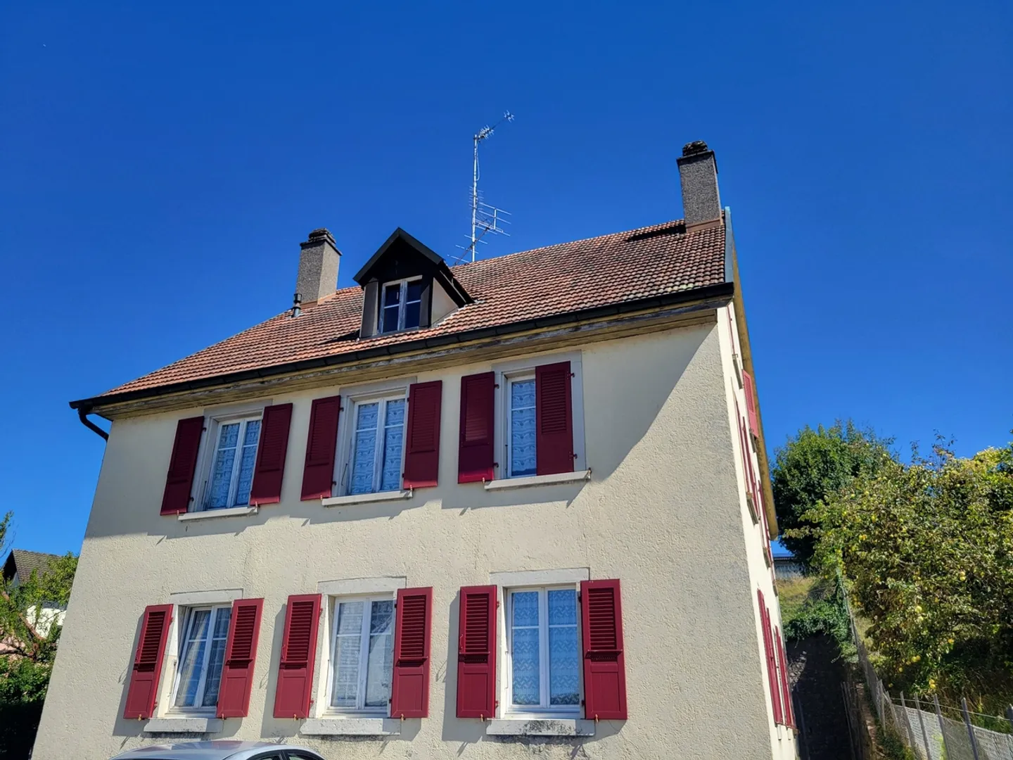 Opportunité : Petit Immeuble de rendement + parcelle constructible avec plans villa disponibles - Photo 7 sur 8