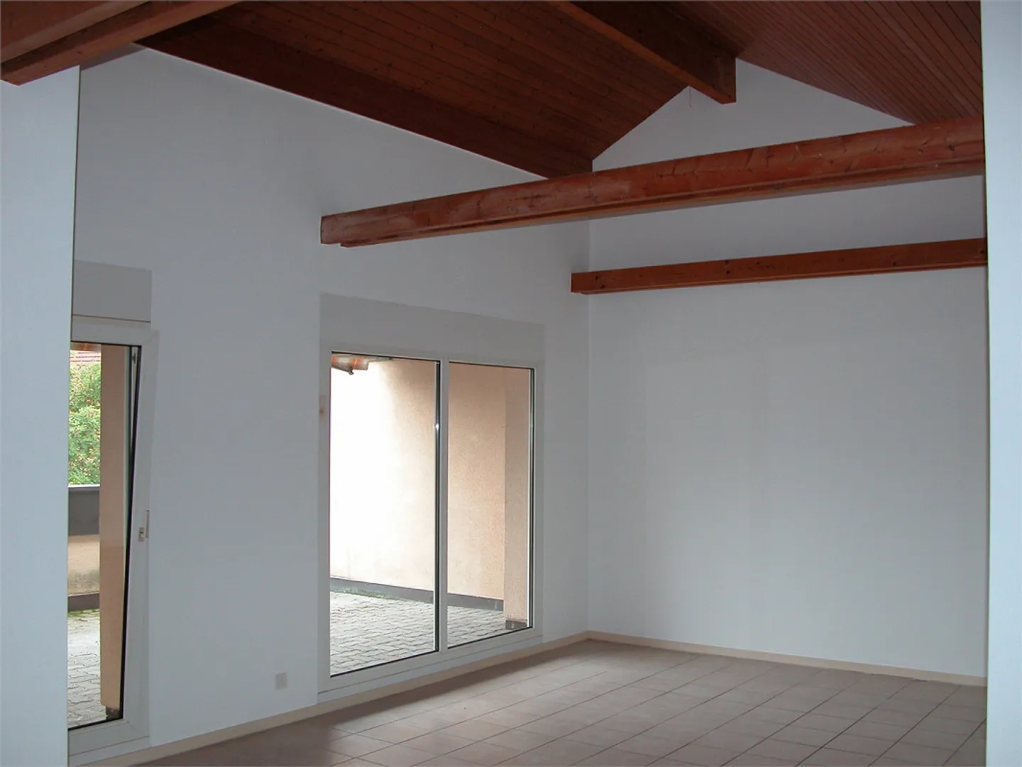 Renovated 2 1/2-room attic apartment with terrace - Photo 2 of 4