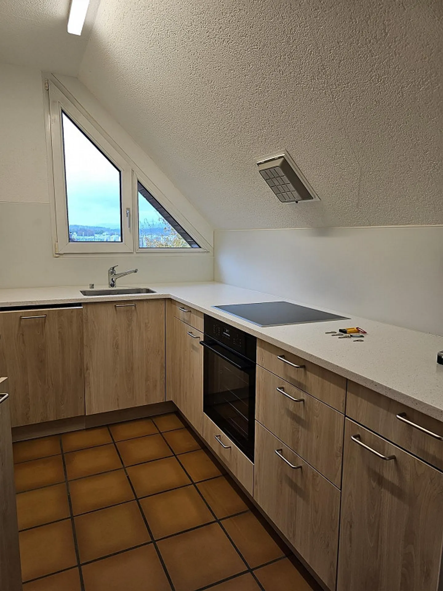 Renovated 2 1/2-room attic apartment with terrace - Photo 3 of 4