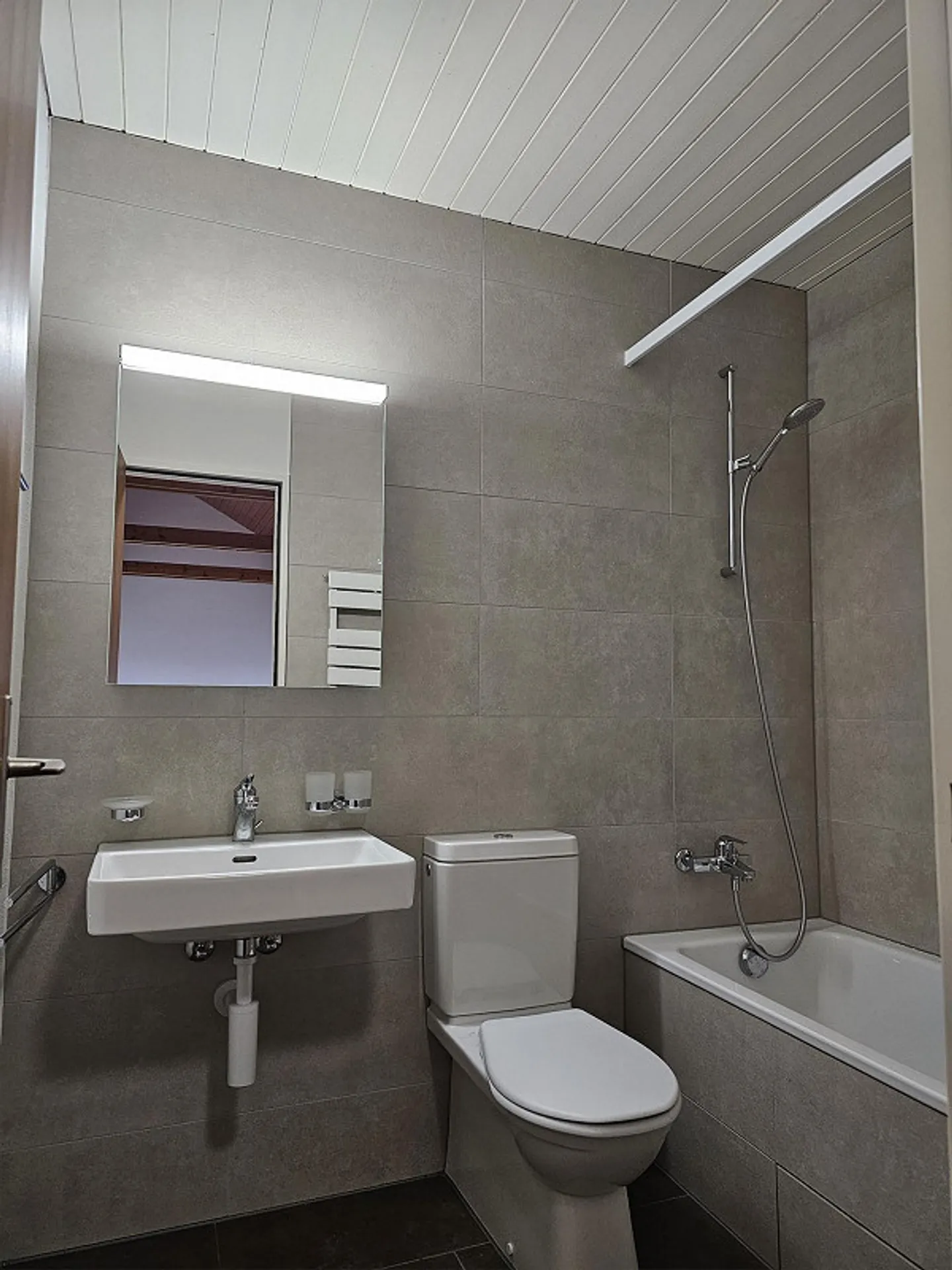 Renovated 2 1/2-room attic apartment with terrace - Photo 4 of 4