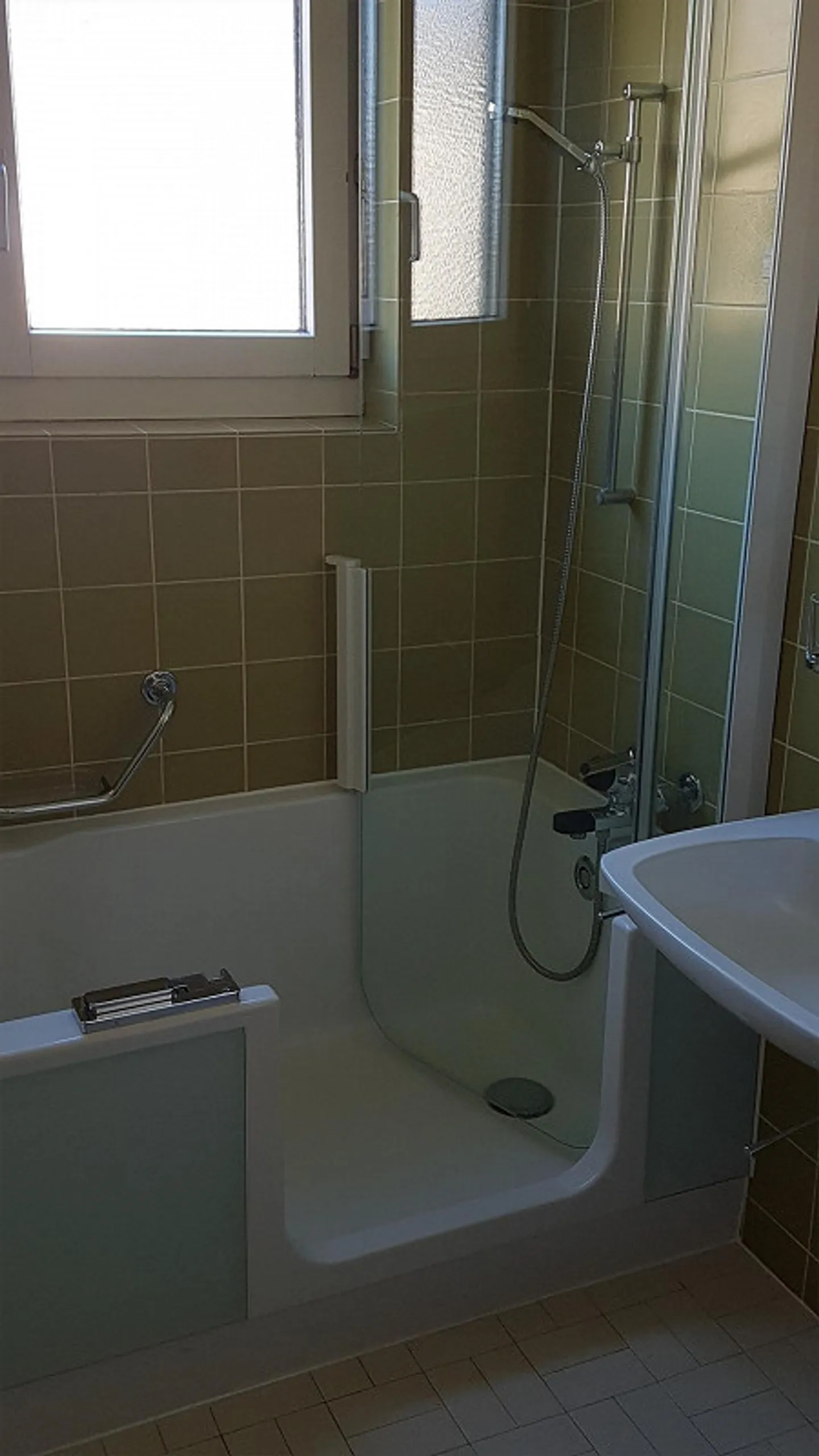 Large, sunny 4-room apartment in the attic - Photo 6 of 15