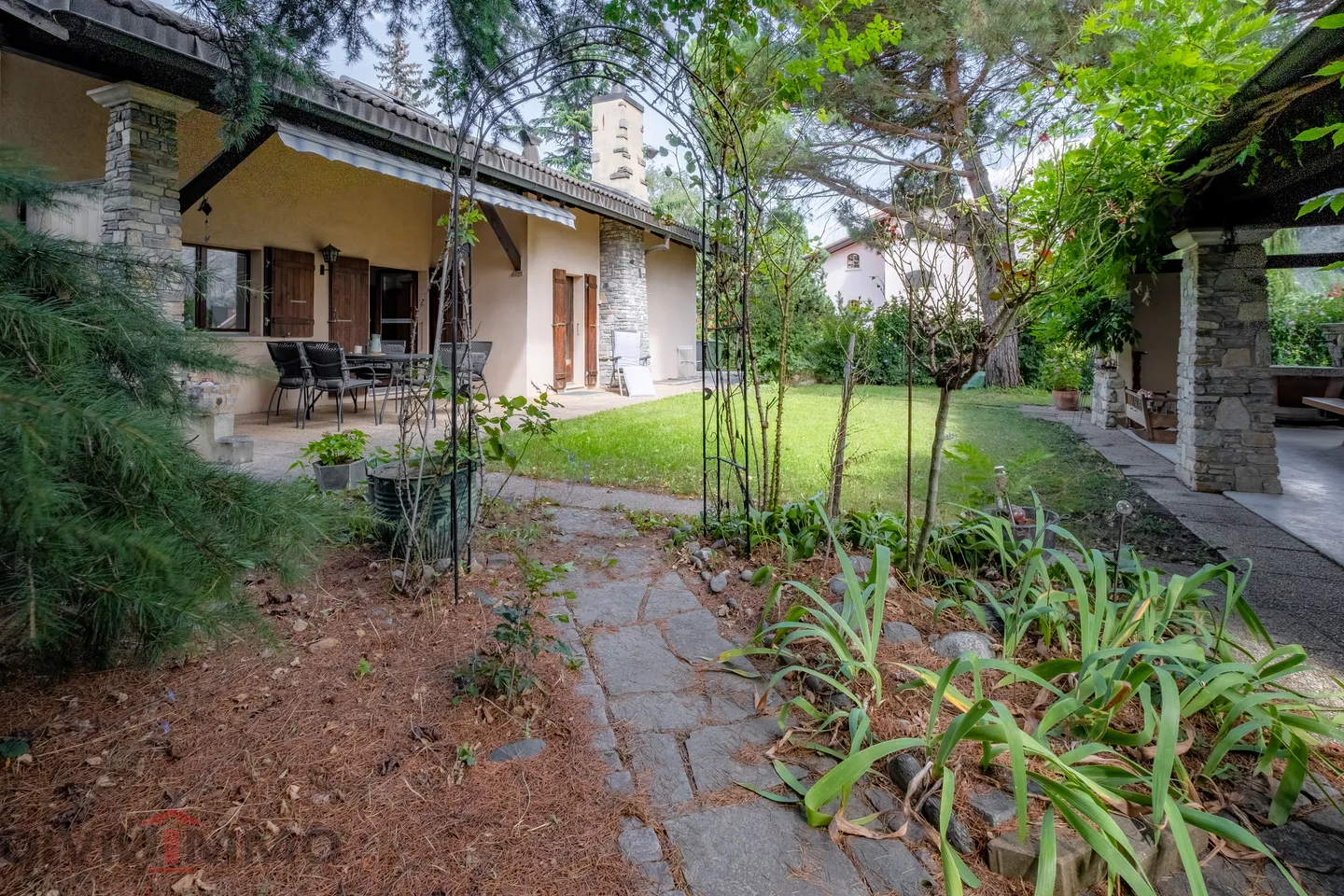 Schönes Anwesen mit 6-Zimmer-Villa, Nebengebäuden und Garagen - Foto 1 von 21