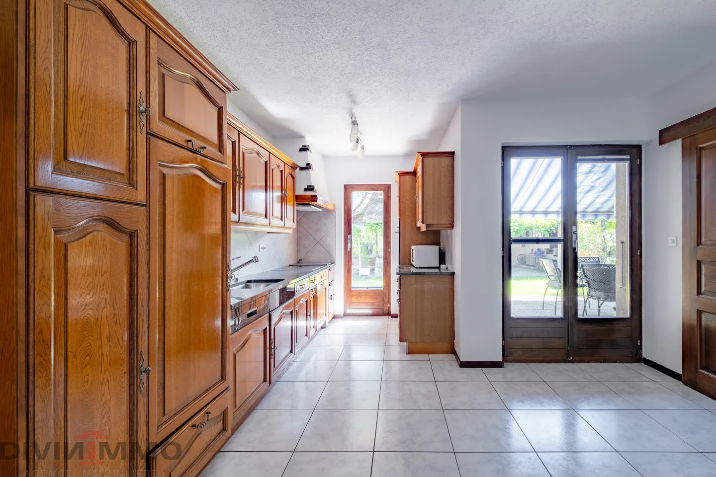 Schönes Anwesen mit 6-Zimmer-Villa, Nebengebäuden und Garagen - Foto 2 von 21