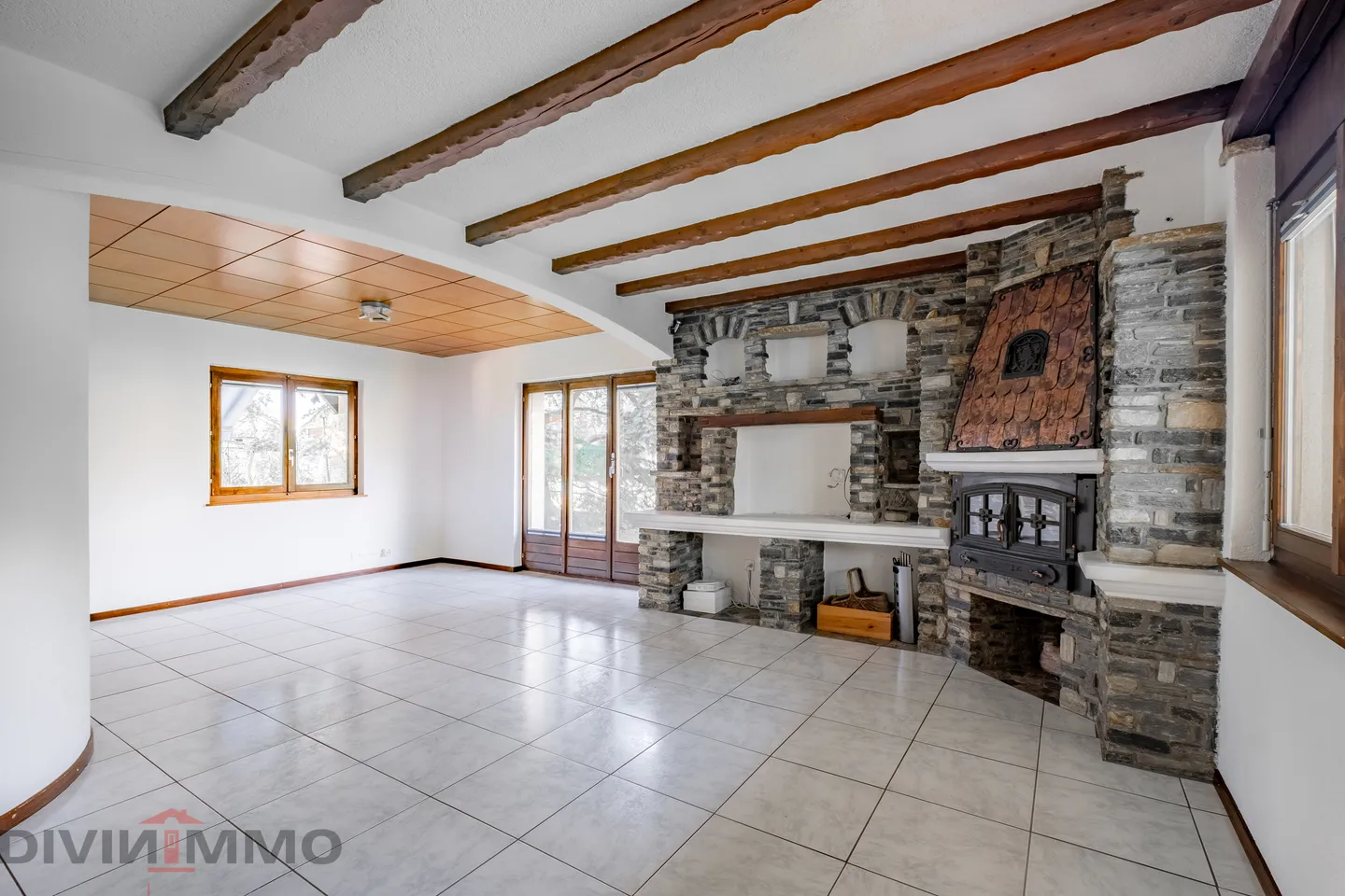 Schönes Anwesen mit 6-Zimmer-Villa, Nebengebäuden und Garagen - Foto 4 von 21