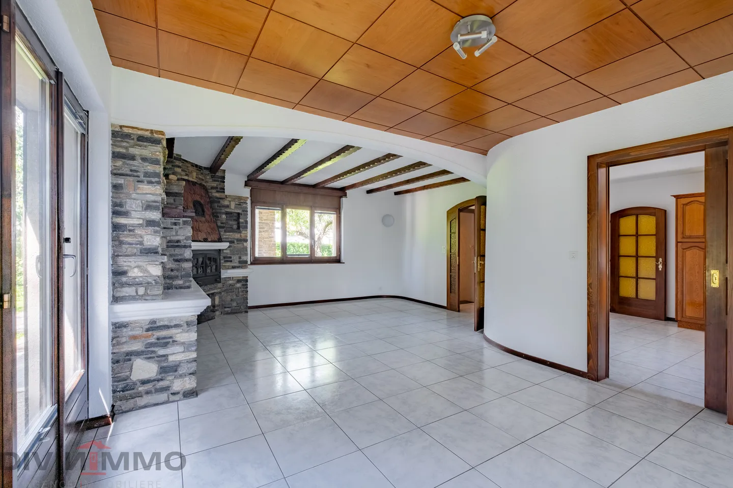 Schönes Anwesen mit 6-Zimmer-Villa, Nebengebäuden und Garagen - Foto 3 von 21