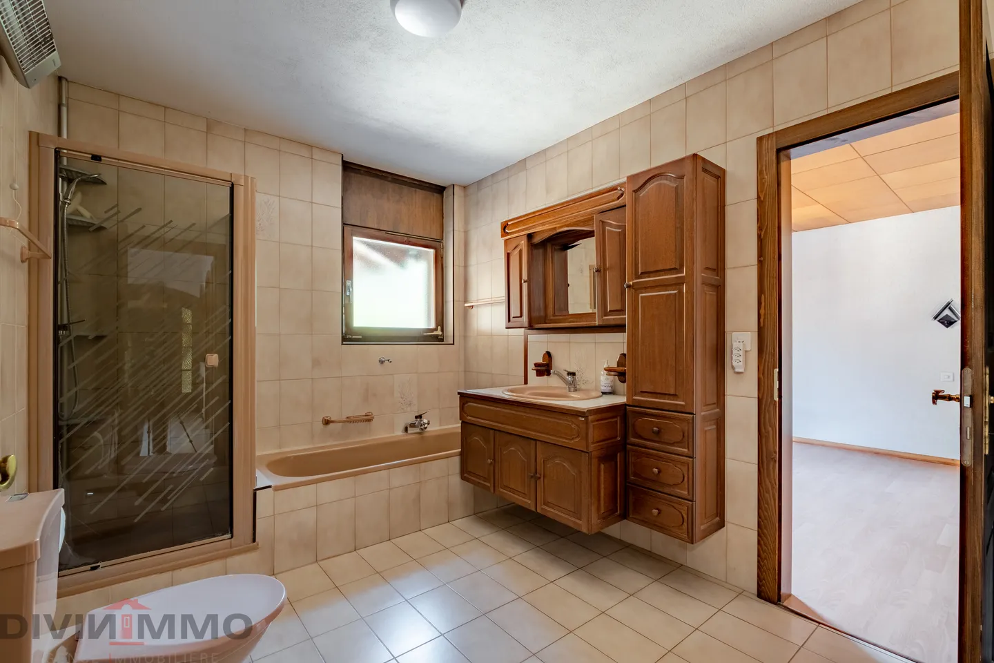 Schönes Anwesen mit 6-Zimmer-Villa, Nebengebäuden und Garagen - Foto 6 von 21