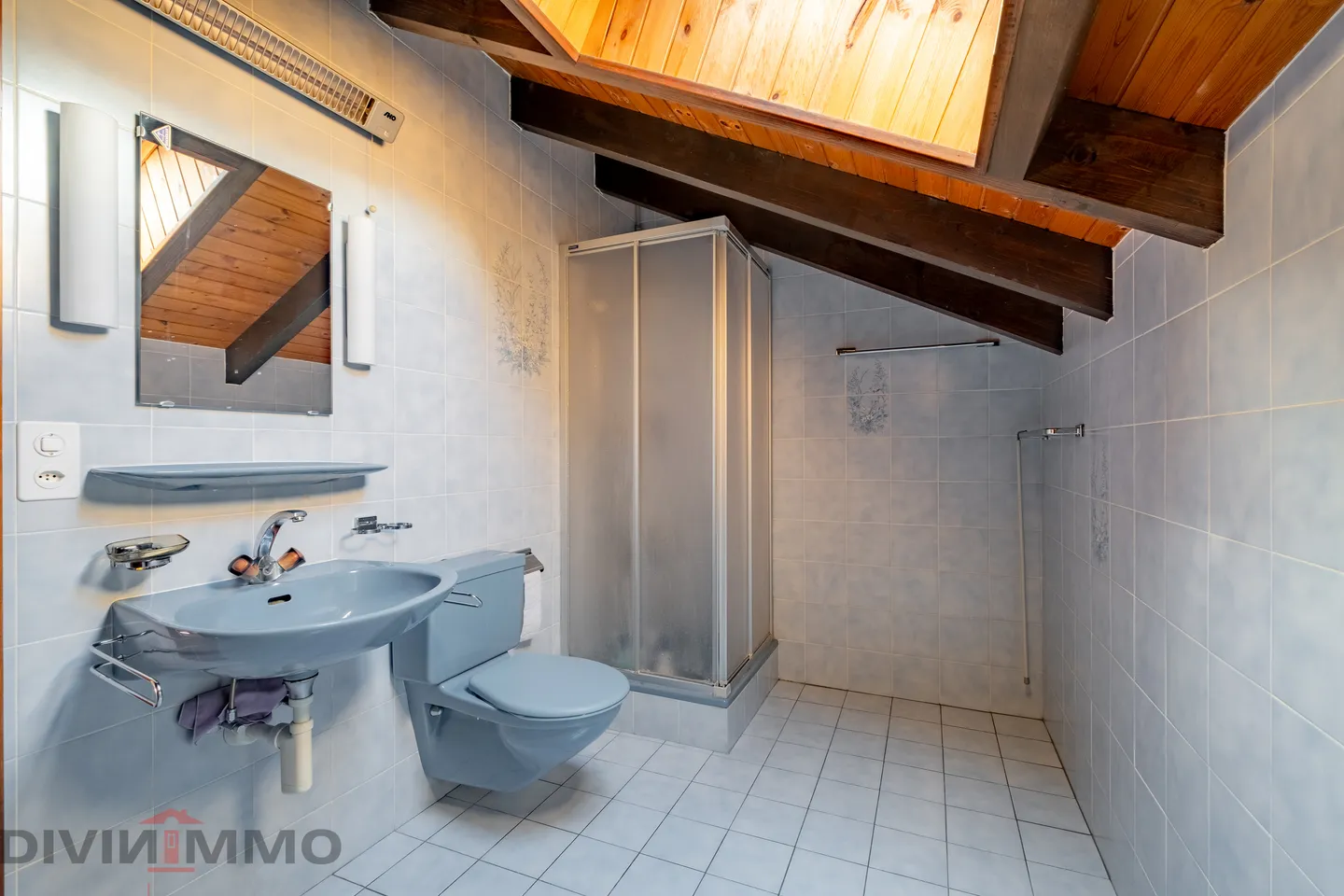 Schönes Anwesen mit 6-Zimmer-Villa, Nebengebäuden und Garagen - Foto 11 von 21