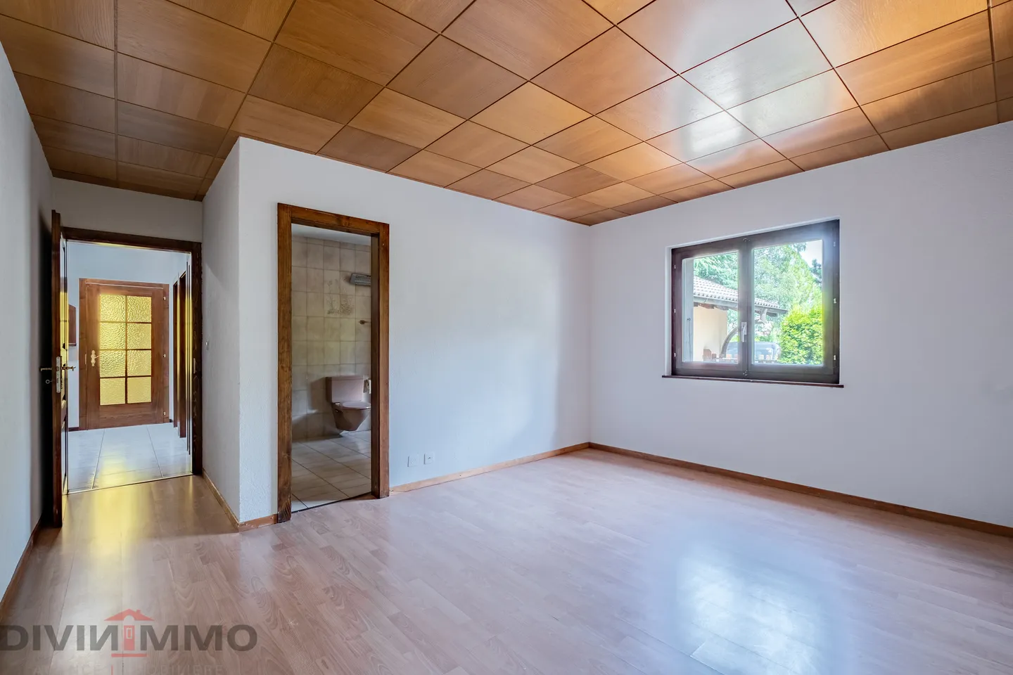 Schönes Anwesen mit 6-Zimmer-Villa, Nebengebäuden und Garagen - Foto 7 von 21