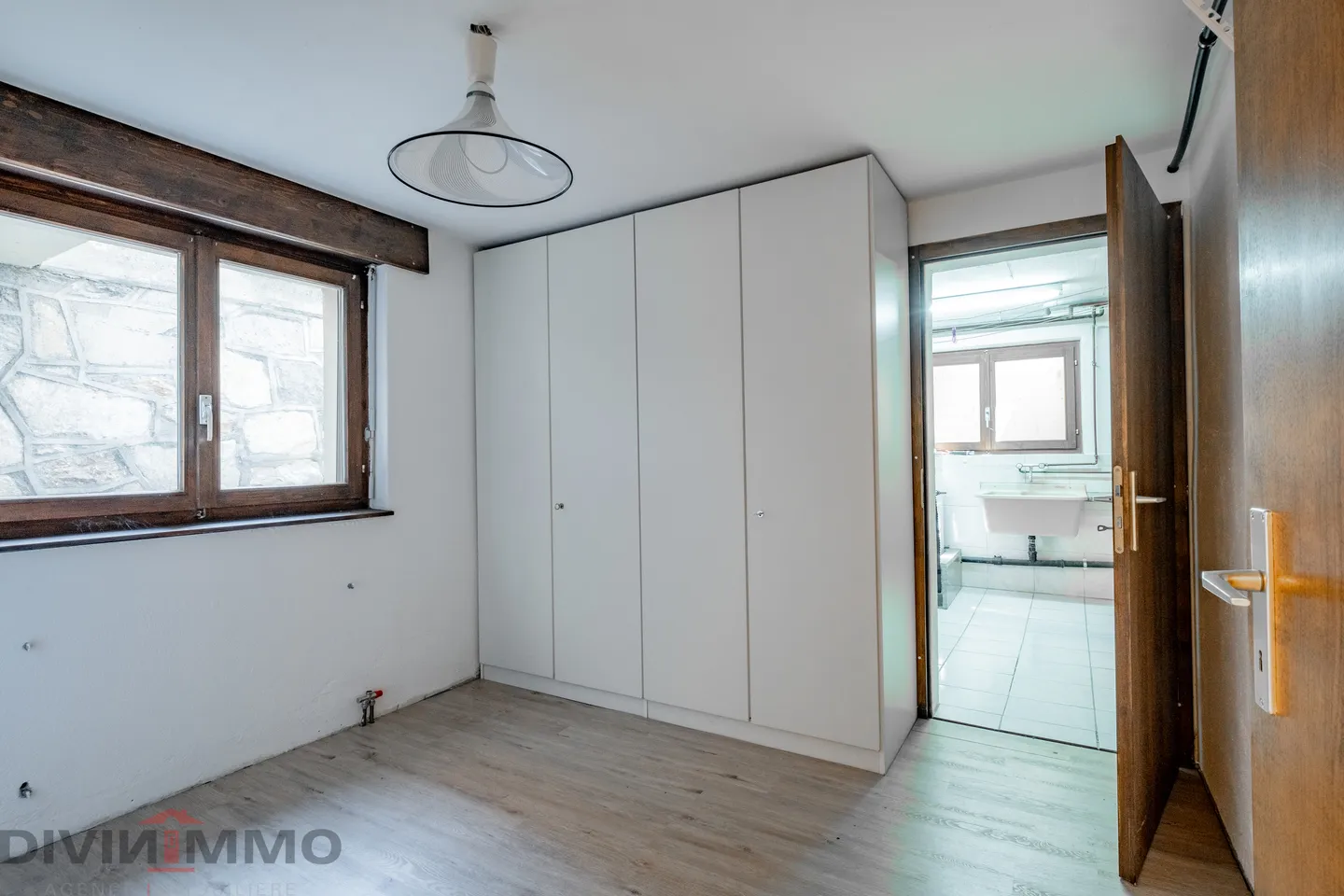 Schönes Anwesen mit 6-Zimmer-Villa, Nebengebäuden und Garagen - Foto 14 von 21