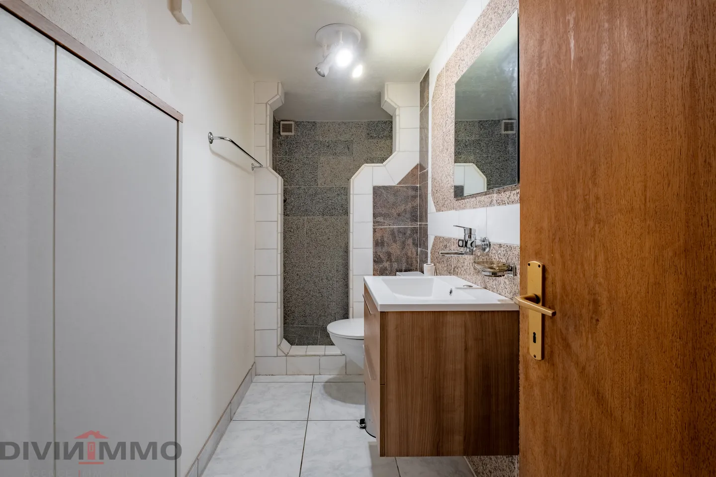 Schönes Anwesen mit 6-Zimmer-Villa, Nebengebäuden und Garagen - Foto 17 von 21