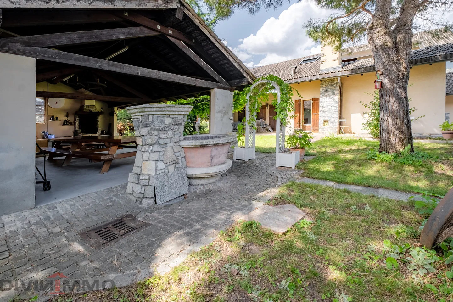 Schönes Anwesen mit 6-Zimmer-Villa, Nebengebäuden und Garagen - Foto 18 von 21