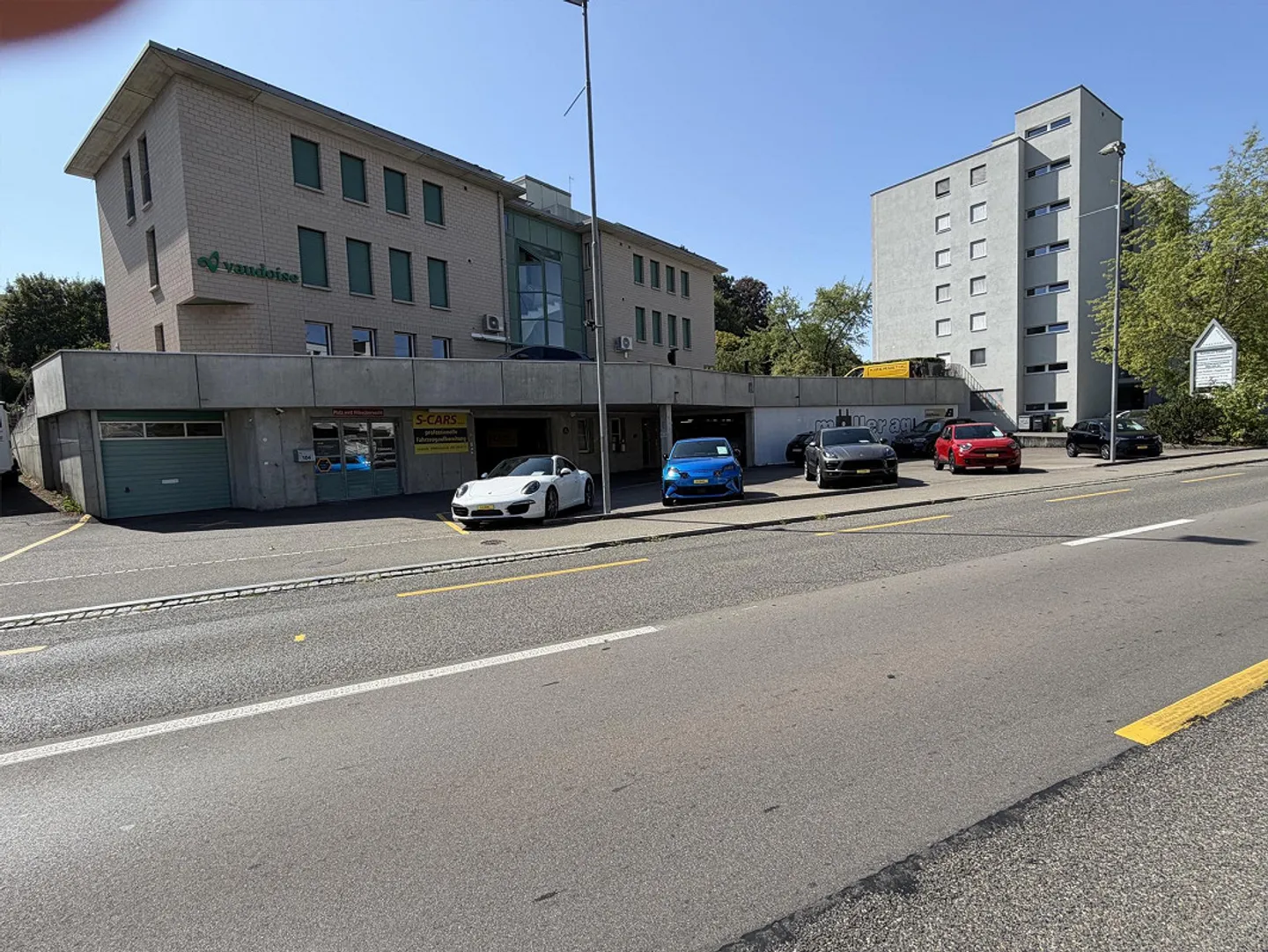 Car showroom in Frauenfeld for rent: 6 indoor & 13 outdoor spaces - Photo 4 of 11
