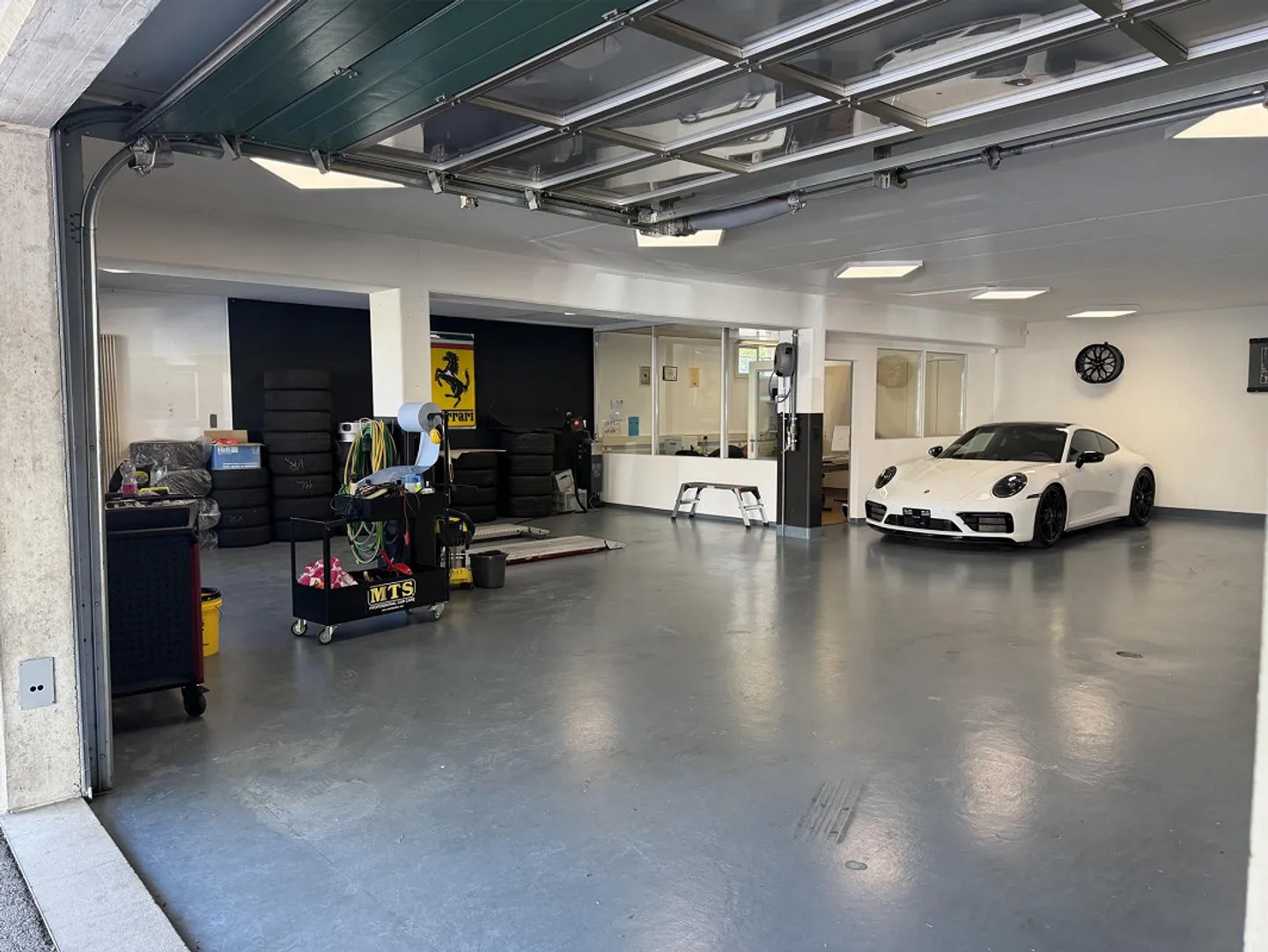 Car showroom in Frauenfeld for rent: 6 indoor & 13 outdoor spaces - Photo 6 of 11