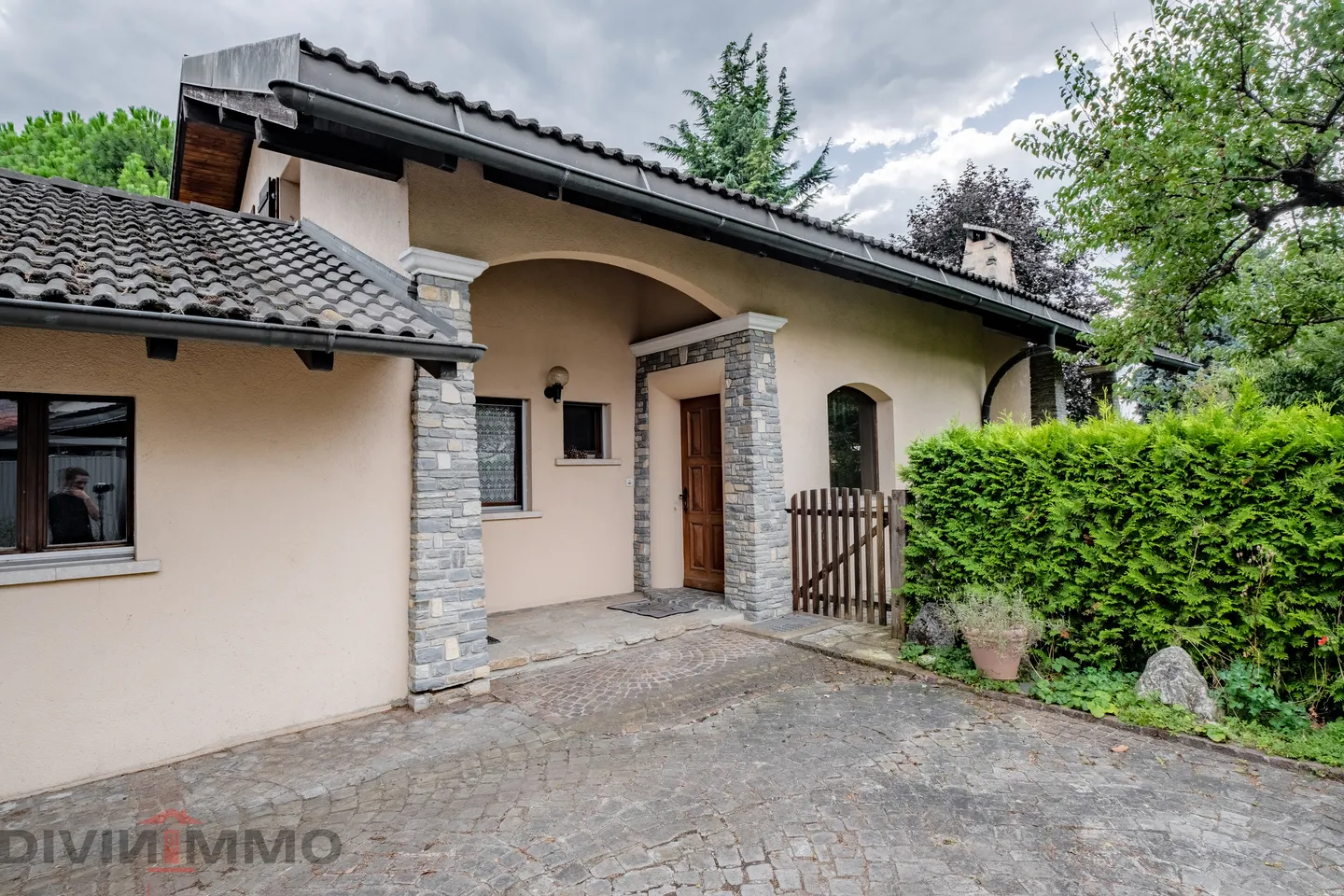 Schönes Anwesen mit 6-Zimmer-Villa, Nebengebäuden und Garagen - Foto 20 von 21