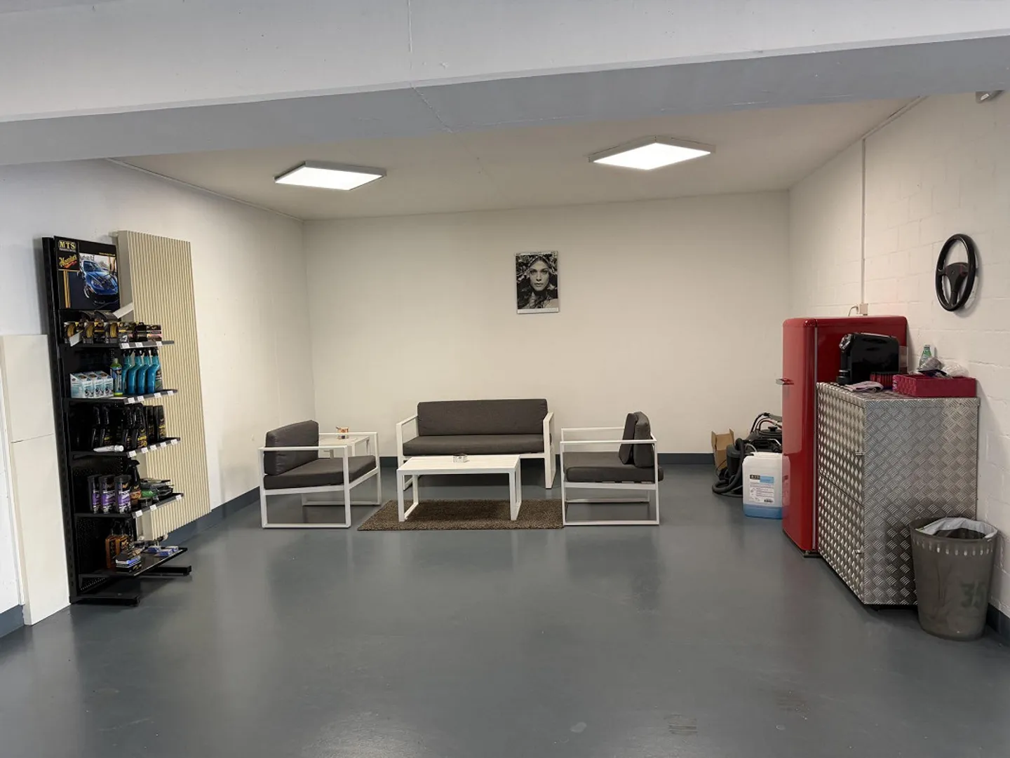 Car showroom in Frauenfeld for rent: 6 indoor & 13 outdoor spaces - Photo 7 of 11